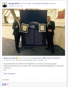 Heren van WeeConomy met EES certifcaat voor een EU banner.